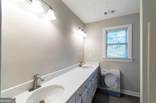 Building Photo - 3165 Henderson Walk