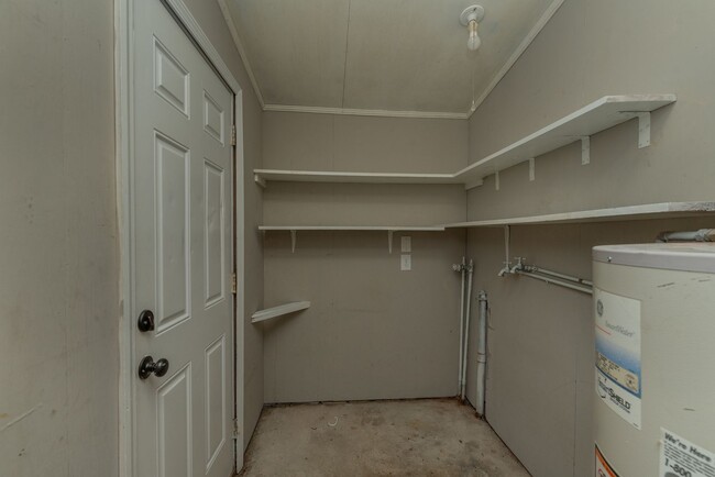 Building Photo - $1,425 - 3-bedroom/2-bath house for rent!