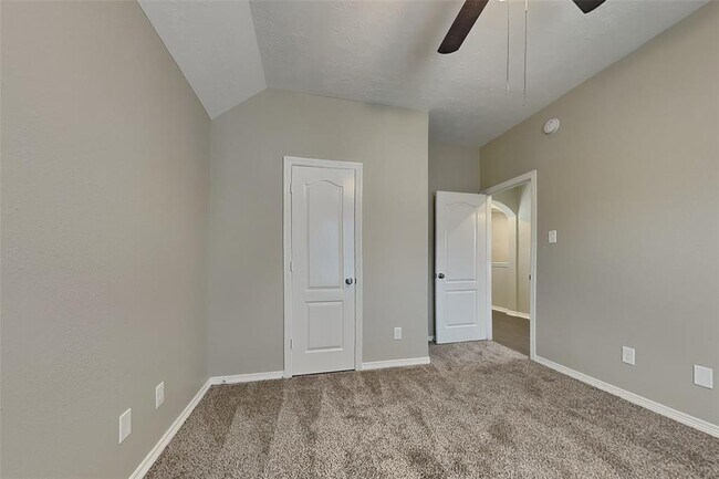 Building Photo - 8000 N Tarrytown Crossing Dr