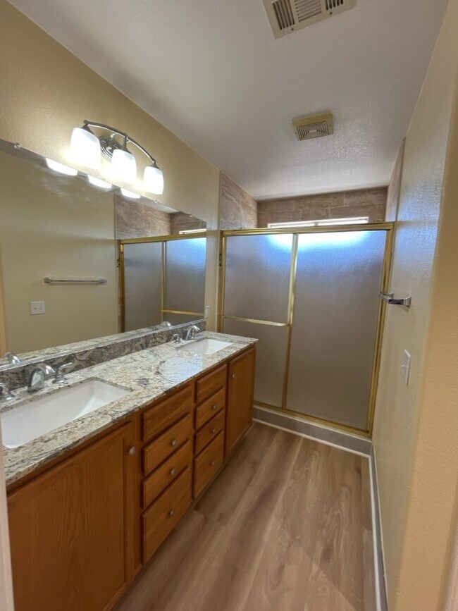Building Photo - Experience luxurious living in this stunning 4-bedroom, 2.5-bathroom house