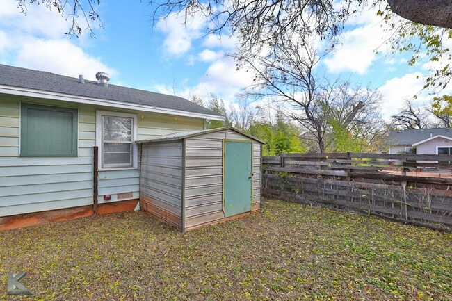 Building Photo - 3 bedroom FULL RENOVATED in 2023! ALL APPLIANCES provided!