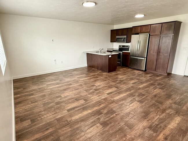 Building Photo - 676 E 550 S
