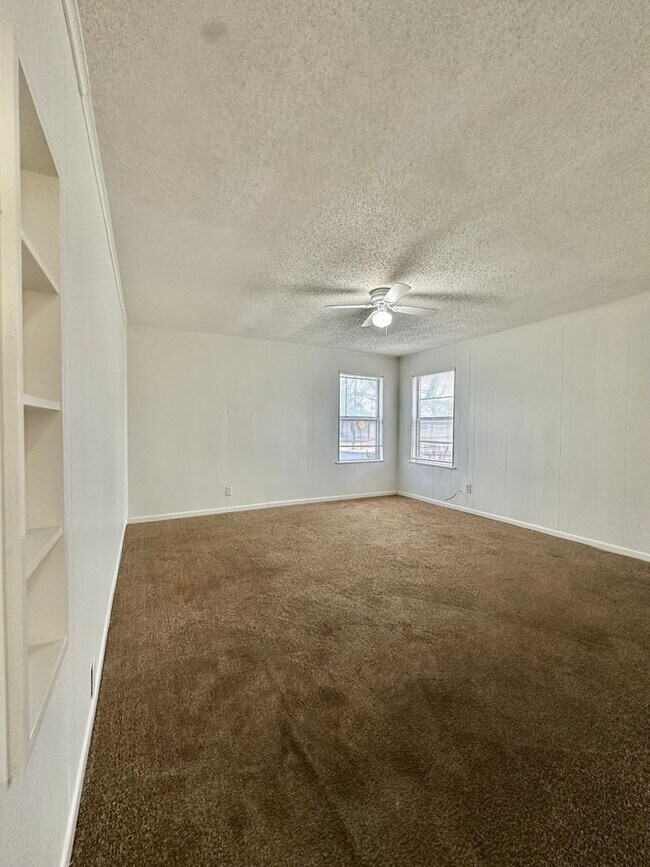 Building Photo - COMING SOON!!! -  Spacious 3-Bedroom Home Available to Lease!