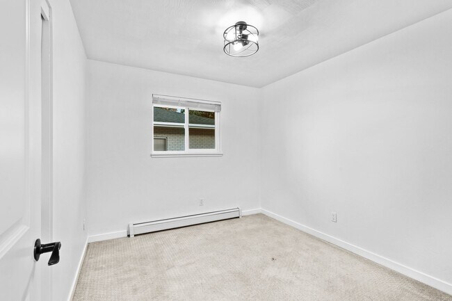 Building Photo - Charming and Renovated 4 Bedroom 2 Bathroo...