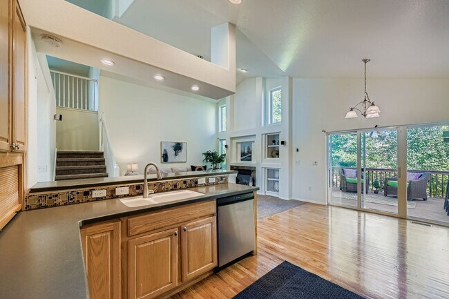 Building Photo - 5500 Clover Basin Dr