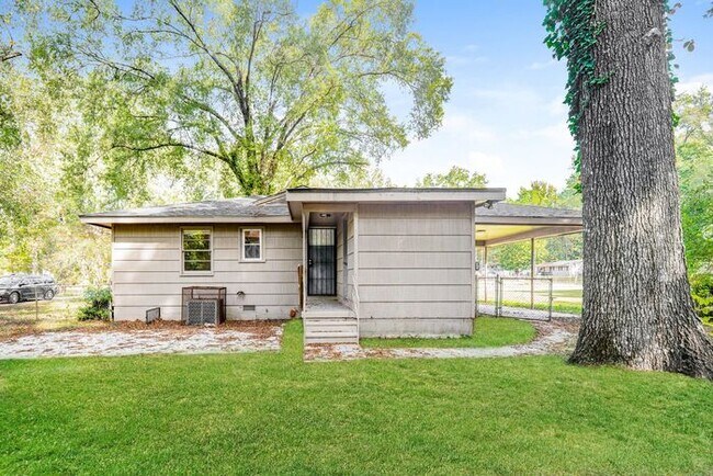 Building Photo - $1,199! 3Bed/ 1 Bath House! North of Birmingham! Save 50% off the first full month's rent. Apply ...