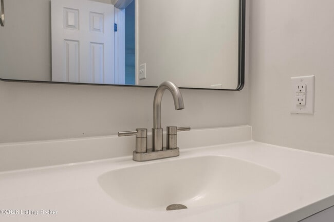 Building Photo - 309 E 6th St