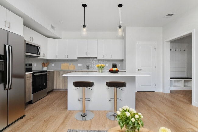 Building Photo - 100 N Main St