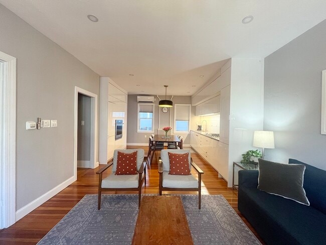 Building Photo - 118 Brooks St