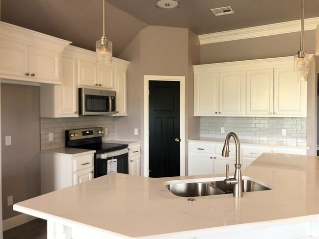 Building Photo - 1540 W Savannah Cir