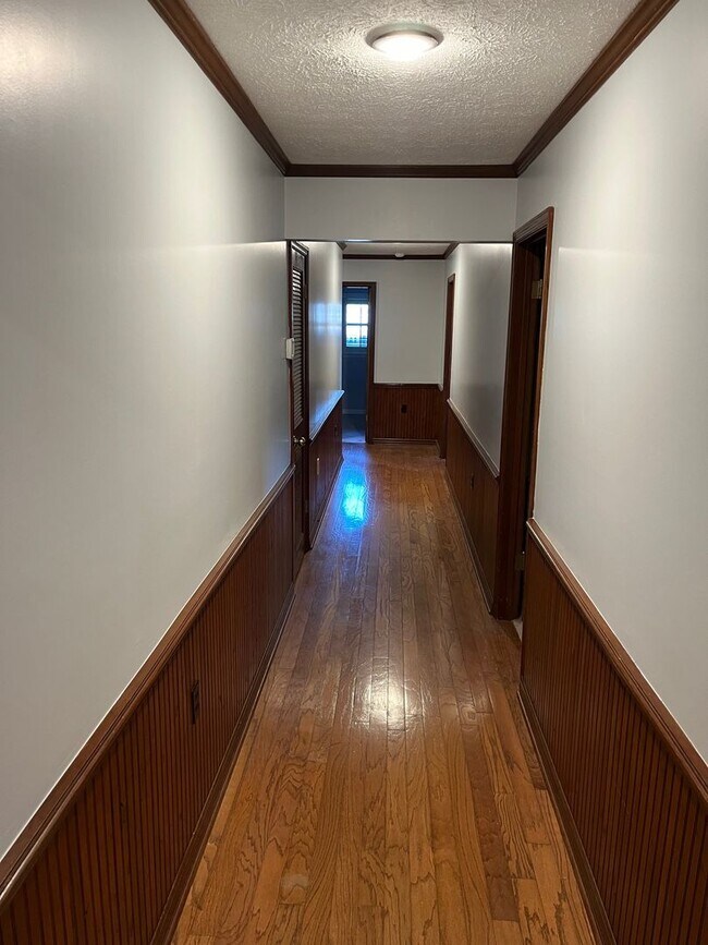 Building Photo - AVAILABLE 07/01!  HUGE 3300sqft  4BR/3.5BA...