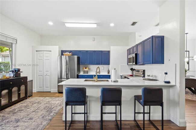 Building Photo - 2615 SE 5th Ct