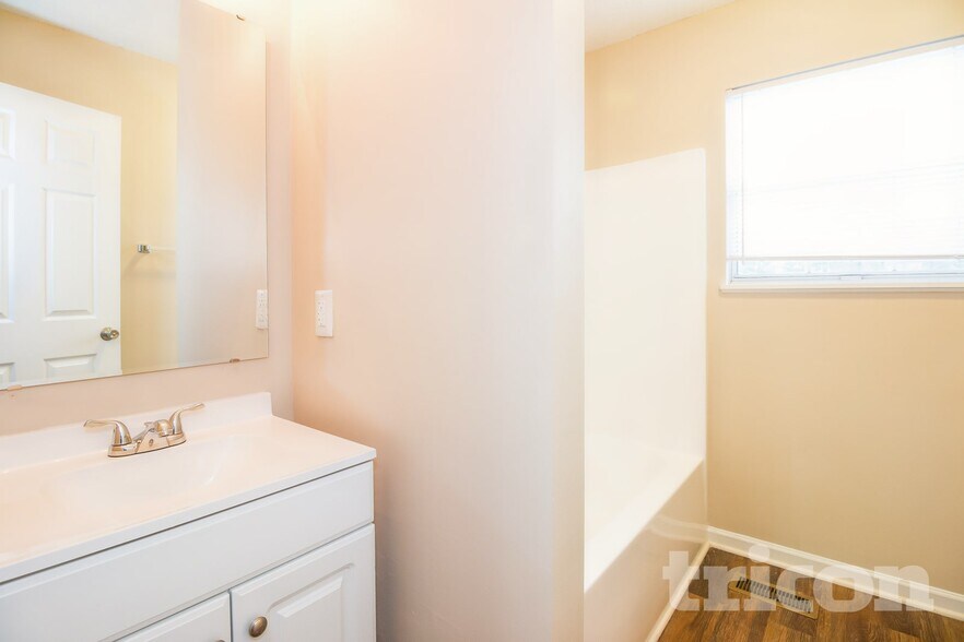 Building Photo - 438 Oakbrook Village Rd