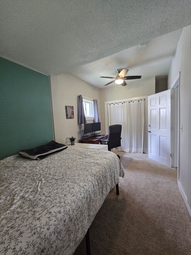 Building Photo - South Minneapolis home with living on the ...