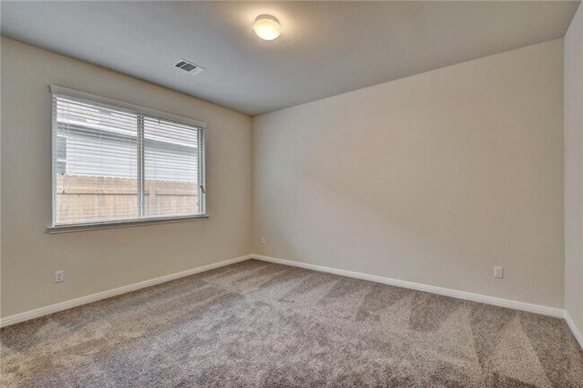 Building Photo - 453 Star Thistle St