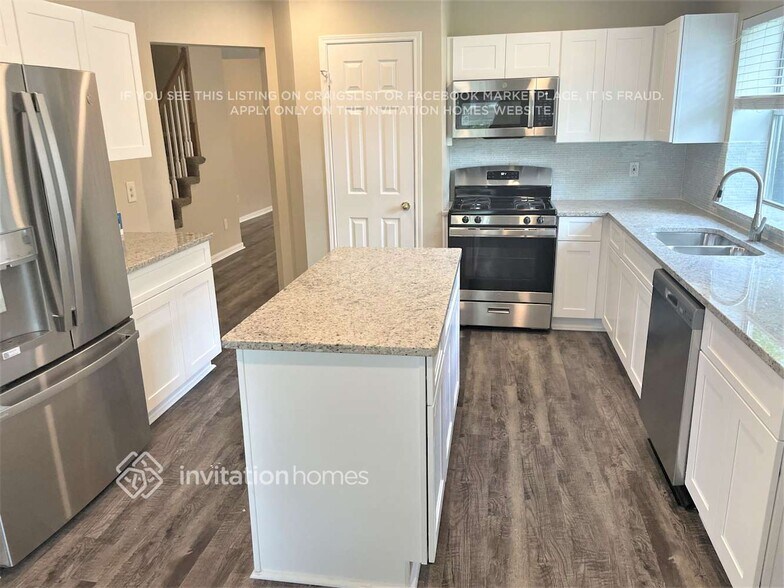 Building Photo - 8919 Village Hills Dr
