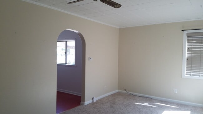 Building Photo - 2 bedroom 1 bath