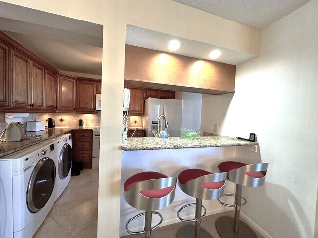 Building Photo - STUNNING SEASONAL 2/2 CORNER CONDO WITH OV...