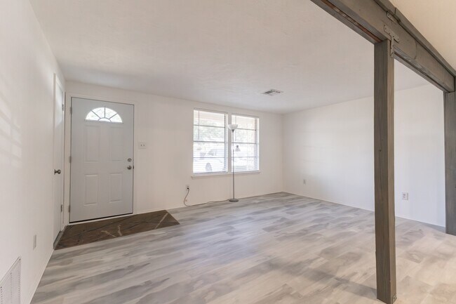 Building Photo - 617 Wisteria Rd