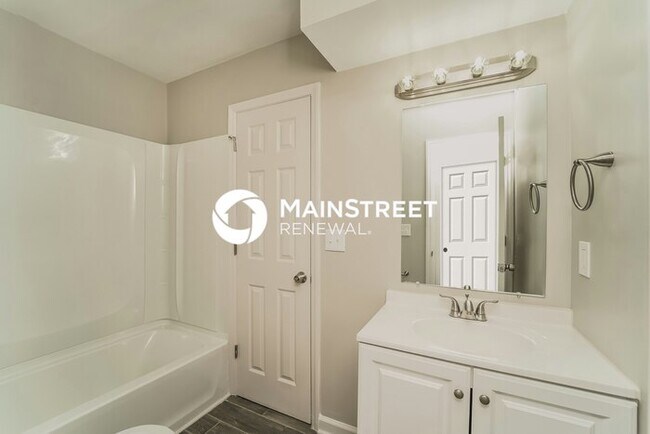 Building Photo - 2 Bedroom Pet-Friendly Home in Charlotte, NC with Main Street Renewal