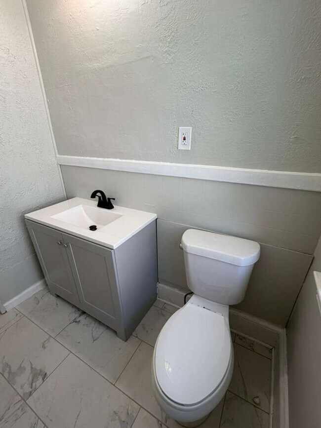 Building Photo - Comfortable & Convenient West Side Living