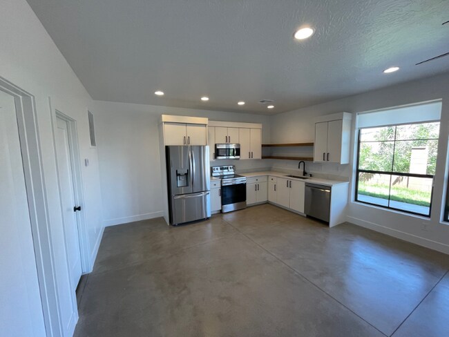 Building Photo - 676 676 W Lava Pointe Dr