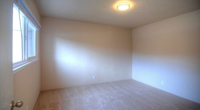 Building Photo - 1549 San Carlos Ave