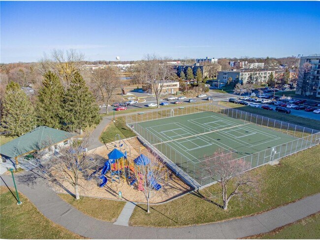 Building Photo - 916 Parkside Blvd