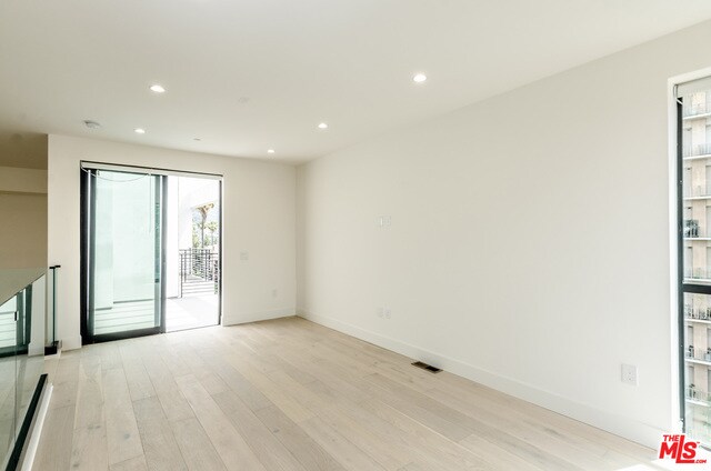 Building Photo - 105 N Doheny Dr