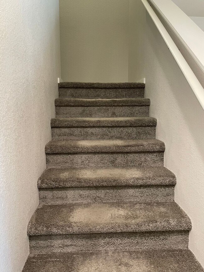 Building Photo - Luxury Rowhouse w/ 2-Car Garage in NE Ft. Collins