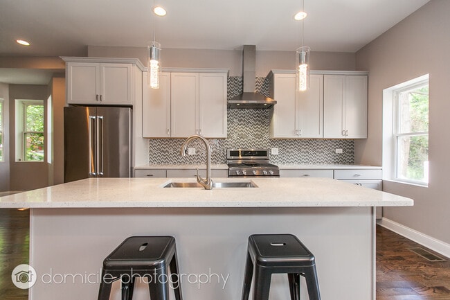 Building Photo - 806 S Oakley Blvd