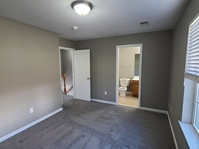Building Photo - 3 bedroom,  2 1/2 bath town home in Waynesboro PA END UNIT