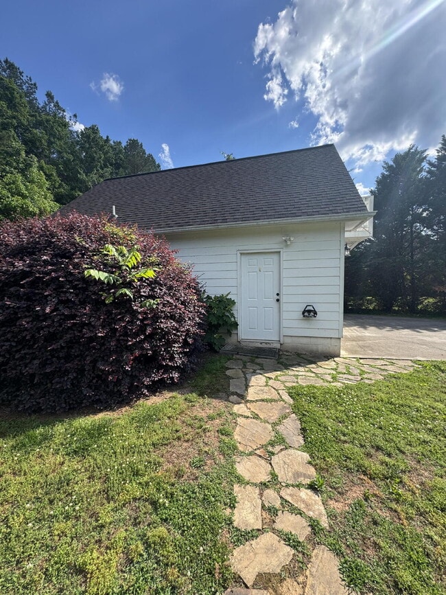 Building Photo - "Charming Furnished Studio Apartment Retreat in Valley Head – Cozy 300 Sq Ft!"