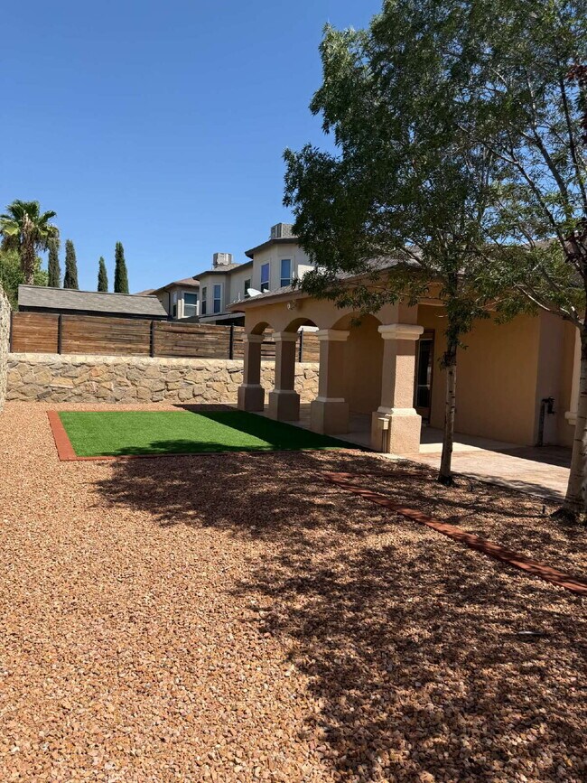 Building Photo - "Spacious 4-Bedroom Oasis with Granite Kit...