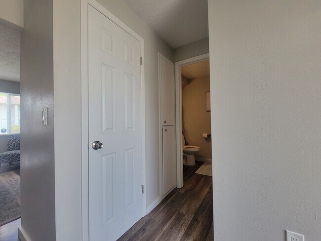 Building Photo - Newly Renovated Townhouse - Pet Friendly!!