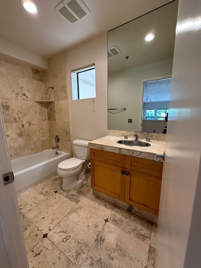 Building Photo - SPACIOUS 1-Bedroom 1.5 bath Live/Work loft...
