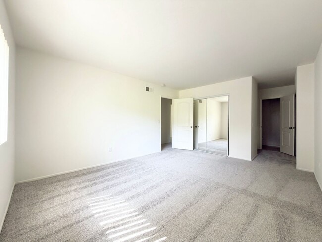 Building Photo - Spacious Townhome in Fire Mtn. w/ Attached Garage!