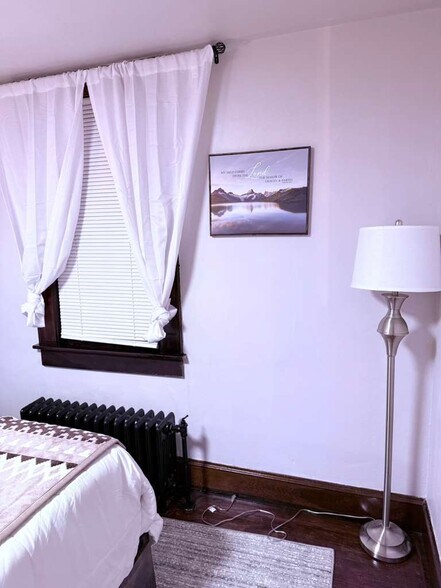 Building Photo - 212 Smith St