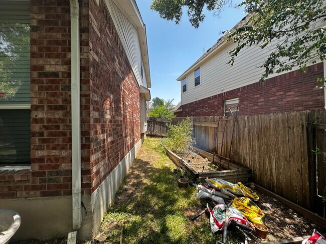 Building Photo - 10304 Peekston Dr