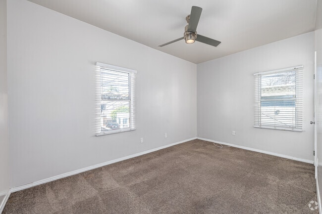 1BR, 1BA - 700SF - Bedroom - 411-417 Walnut Ave.