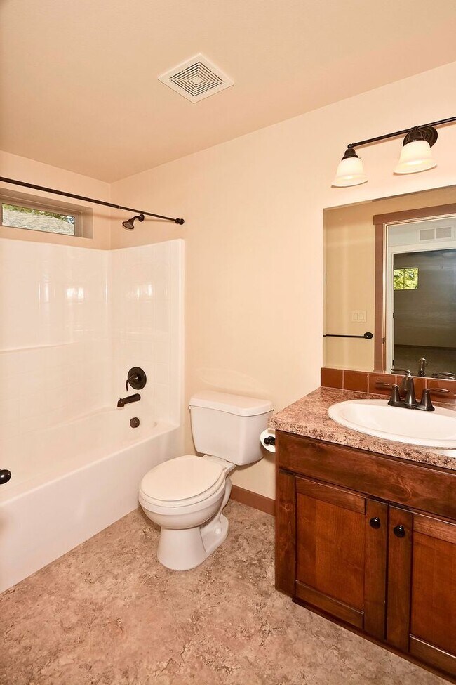 Building Photo - 3 Bedroom 2.5 Bathroom Home in Southeast Boise