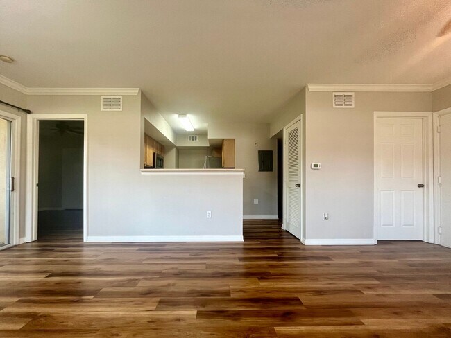 Building Photo - Spacious 2/2 unit becoming available July ...