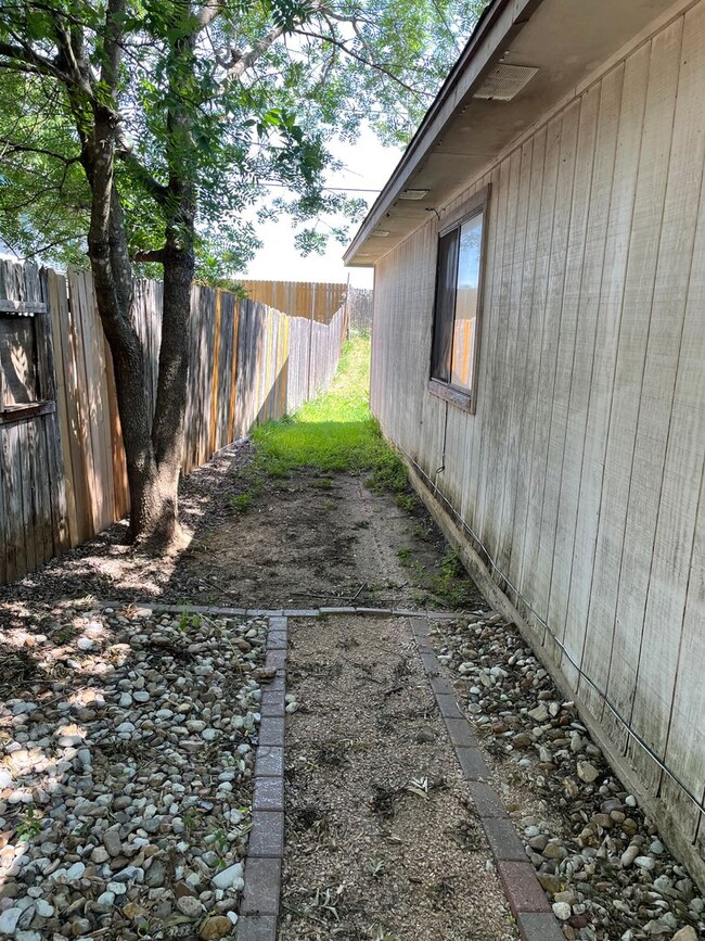 Building Photo - 2626 Gwendolyn Ln