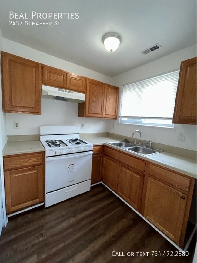 Building Photo - 2437 Schaefer St