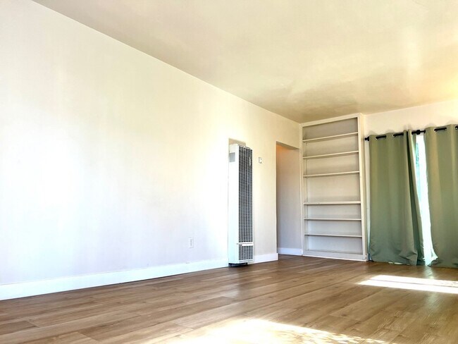 Building Photo - 7449A La Jolla Boulevard