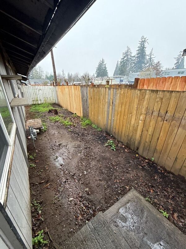 Building Photo - 848 Plymouth Dr NE