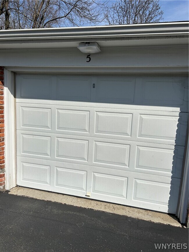 Building Photo - 307 Cayuga Rd