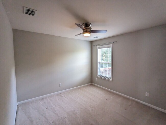 Building Photo - Spacious 5-Bedroom, 3-Bath Home with Excep...