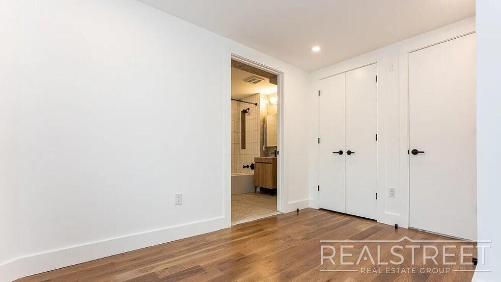 Building Photo - Montrose Avenue