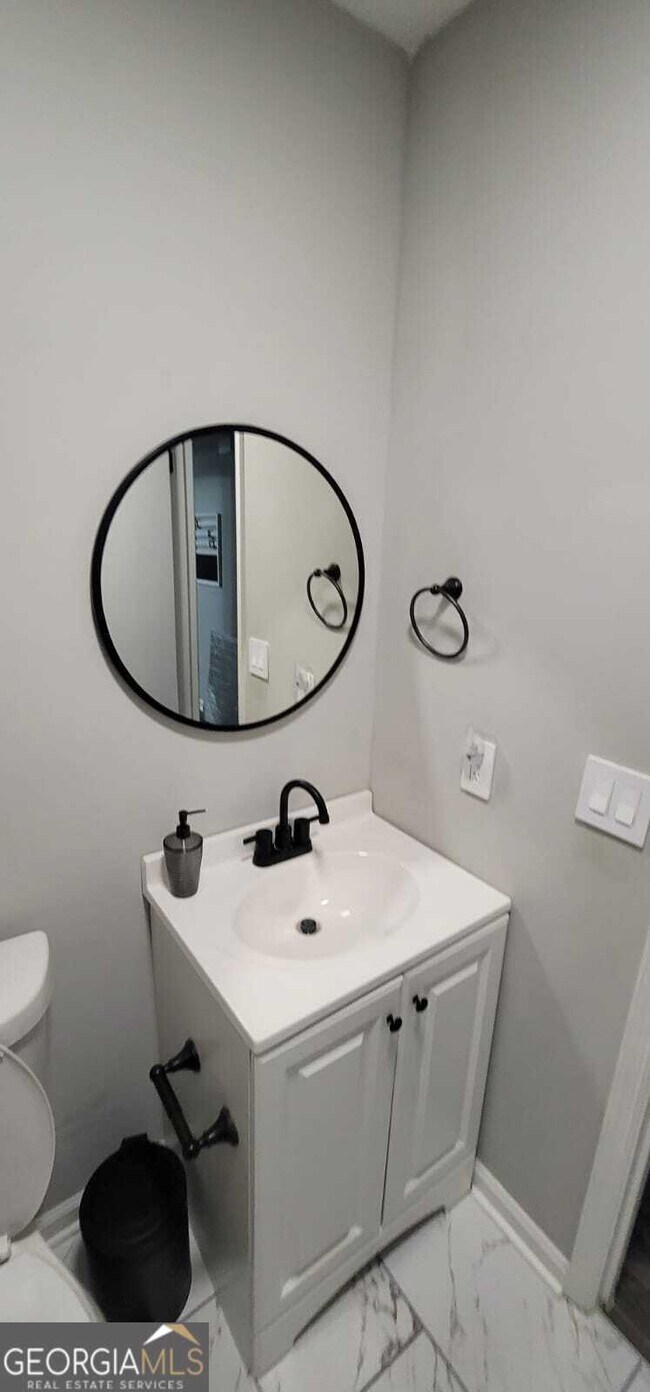 Building Photo - 8975 Ashwood Dr